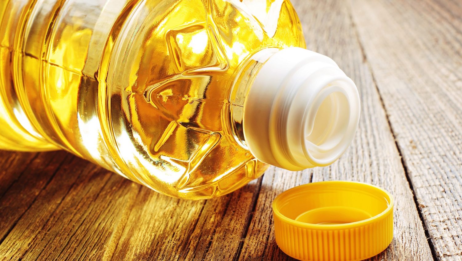 Vegetable,Oil,In,Plastic,Bottle,Closeup,On,The,Old,Wooden