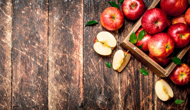 Red,And,Green,Apples,.,On,Wooden,Background.